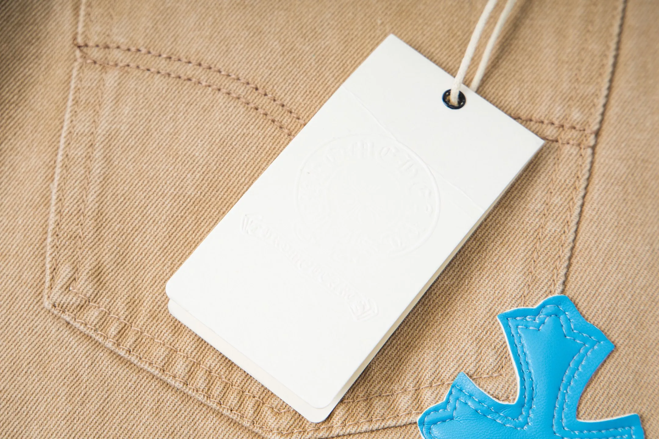P240 Chrome Hearts 2025 New Light Blue Cross Leather Label Couple Washed Jeans This season’s hot item is sought after by countless celebrities and fashionistas. The neat details of the cutting process add color to the playful fashion! The neat and meticulous design, and the well-fitting structure is unique. The upper body not only has outstanding recognition, but also looks younger and younger. A style with the ultimate wearing meaning and performance, gorgeous color matching, and the craftsmanship of this style is also extremely extraordinary. After the finished product is washed, it is disassembled and hand-made with sheepskin cross leather and then spliced ​​together to complete. The whole piece has too many craftsmanship to describe. It is decorated with patchwork cross flowers and high-waisted washed jeans! ! Absolutely high-end luxury product, a god-level single product, a super popular product, made with top heavy industry, a magic weapon that cannot be missed. Style number: 1867# Size: 28 30 32 34 Color: khaki blue